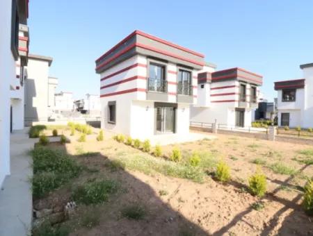 Seferihisar Doğanbey'de Müstakil Büyük Bahçeli 3 1 Villa Zum Verkauf