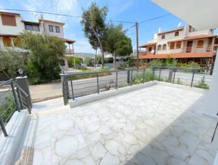 Geräumige Lage Zum Verkauf In Seferihisar Doğanbey 3 In 1 Luxusvilla