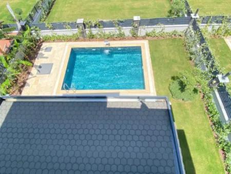 Izmir Menderes Ist Ein Einzelnes Freistehendes Ferienhaus Mit Großem Garten Und 4 1 Pool Zum Verkauf Auf Der Meerseite