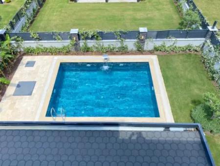 Izmir Menderes Ist Ein Einzelnes Freistehendes Ferienhaus Mit Großem Garten Und 4 1 Pool Zum Verkauf Auf Der Meerseite