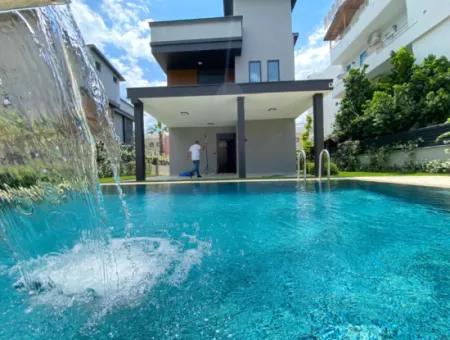 Izmir Menderes Ist Ein Einzelnes Freistehendes Ferienhaus Mit Großem Garten Und 4 1 Pool Zum Verkauf Auf Der Meerseite