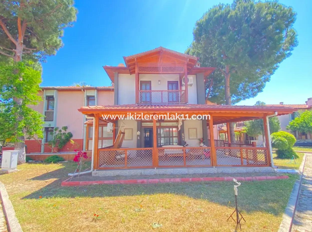 Seaside Villa With Large Garden And Pool In 3 1 Complex For Sale In Seferihisar Ürkmez