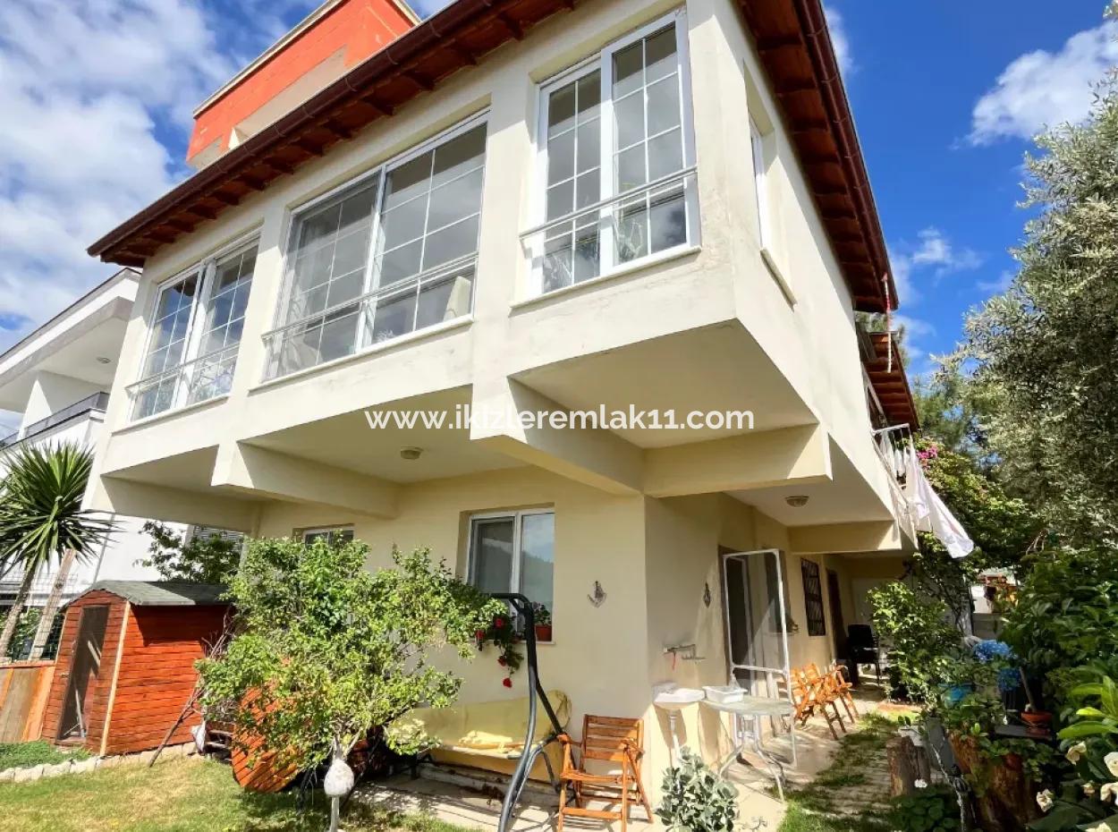 Ürkmez'de Full Deniz, Şehir Manzaralı Bahçeli Satılık 3+2 Villa