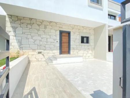 Seferihisar Doğanbey Deniz Tarafında Satılık 3+1 Geniş Bahçeli Sıfır Villa