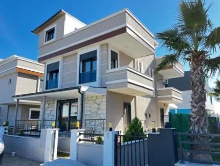 Doğanbey'de Denize Yürüme Mesafesinde Satılık Sıfır 3+1 Ebeveynli Villa